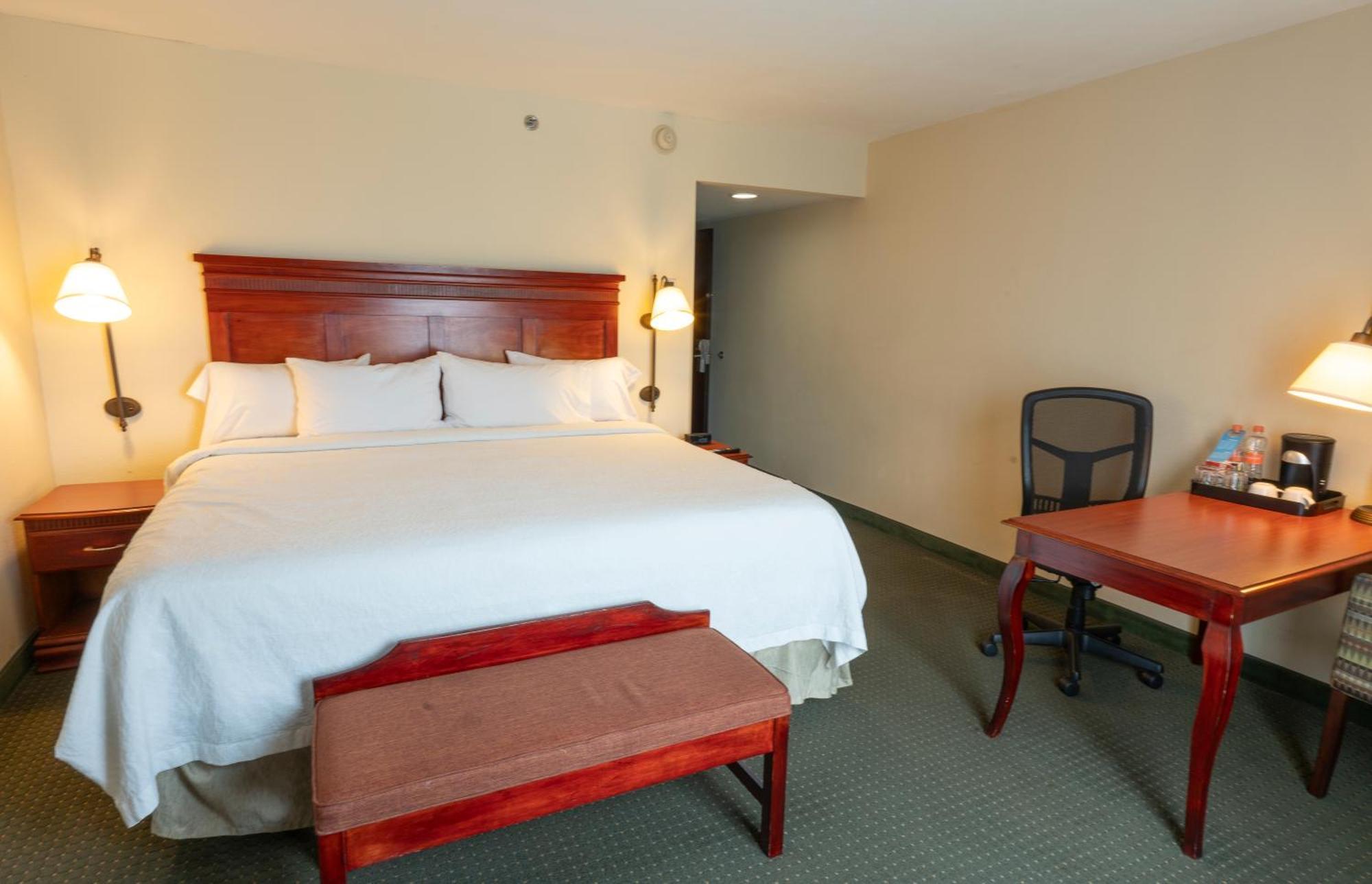 Hampton Inn By Hilton Guadalajara-Aeropuerto Exterior photo
