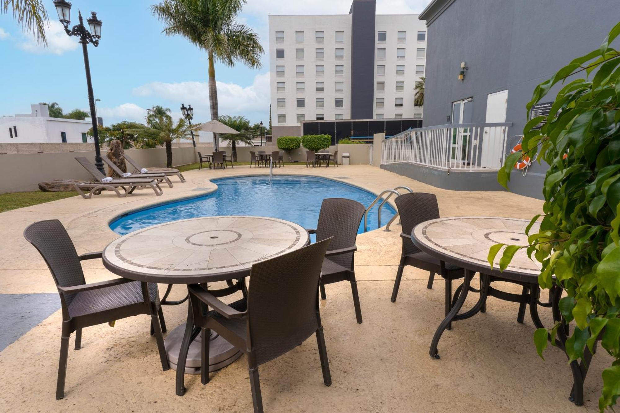 Hampton Inn By Hilton Guadalajara-Aeropuerto Exterior photo