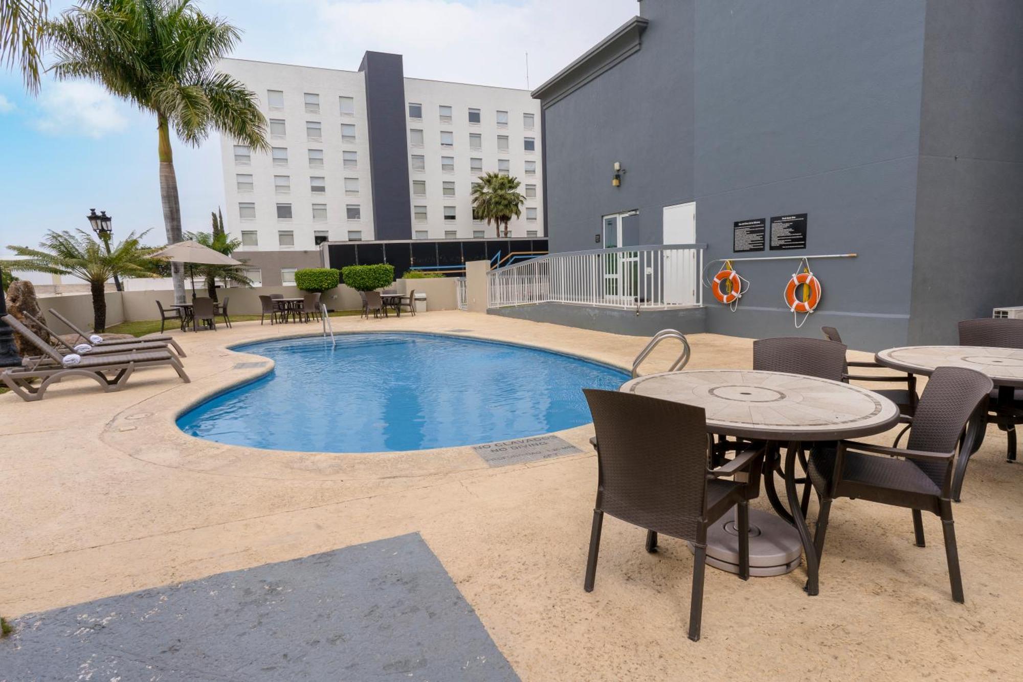 Hampton Inn By Hilton Guadalajara-Aeropuerto Exterior photo